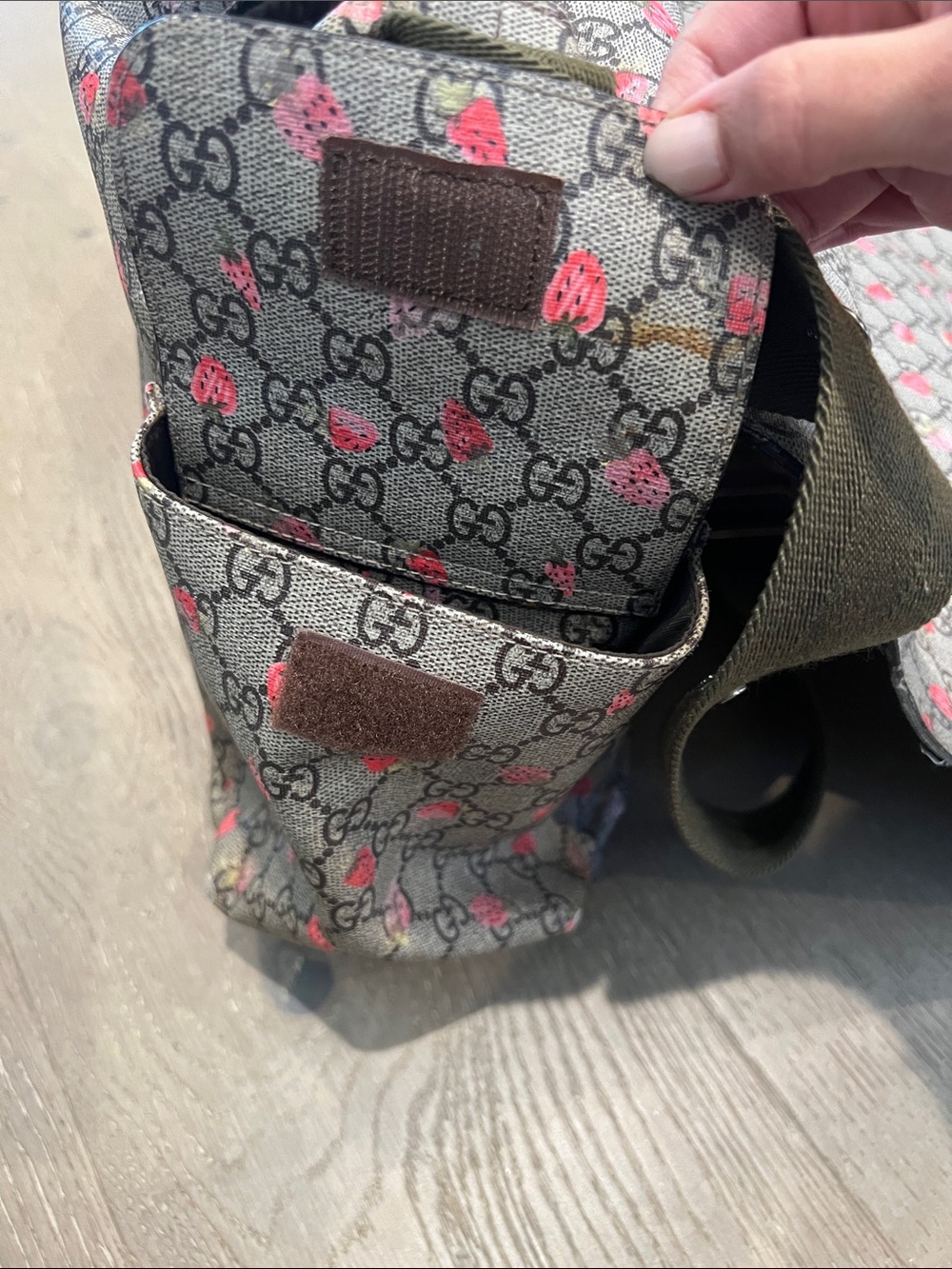 Gucci GG Supreme Diaper Bag with Strawberry Motif - Limited Edition - Picture 13 of 16